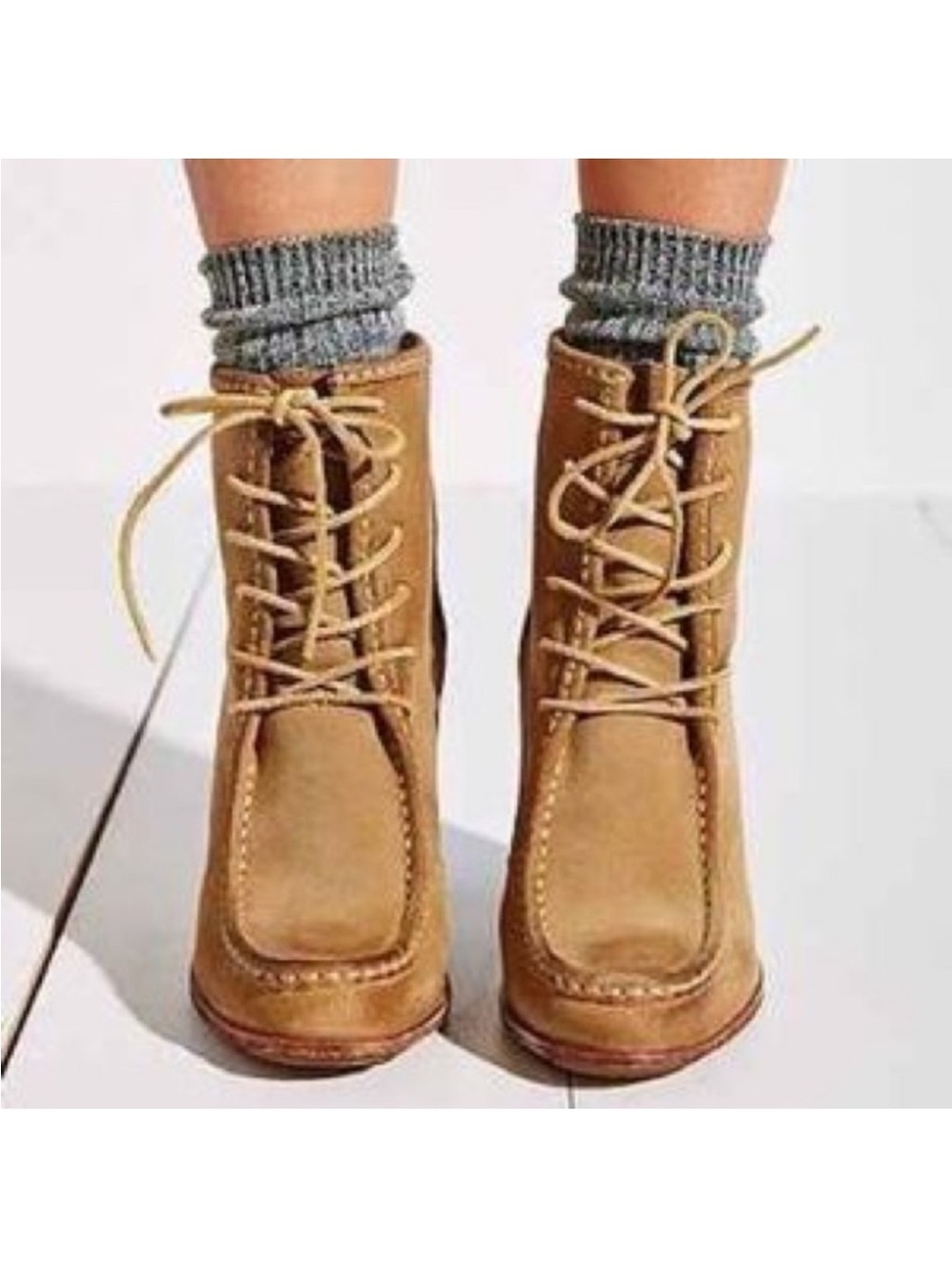 Frye Parker Moc Short suede in Natural size 7.5